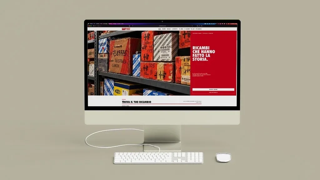 Mockup su iMac della homepage, con gli scaffali dei ricambi e il pannello rosso