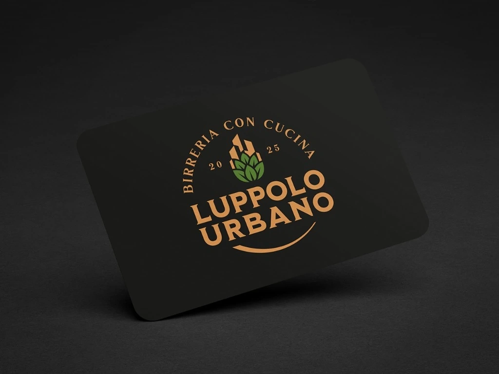 Biglietto da visita nero con logo Luppolo Urbano in rame e verde