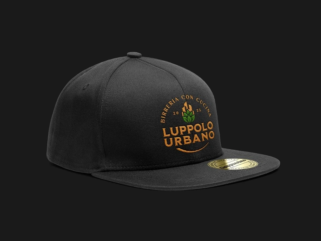 Cappellino nero con logo Luppolo Urbano ricamato sul fronte
