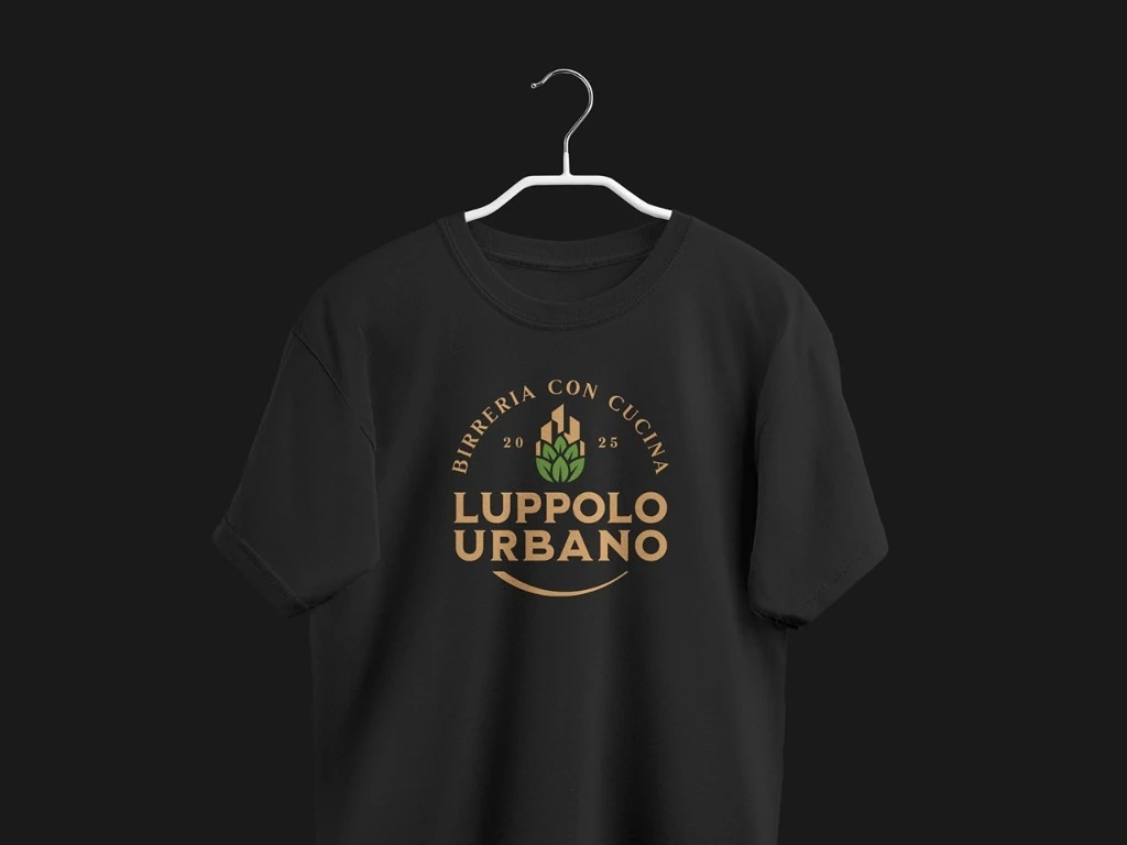 T-shirt nera con logo Luppolo Urbano stampato sul petto