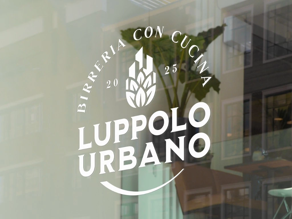 Vetrofania bianca del logo Luppolo Urbano su vetrina