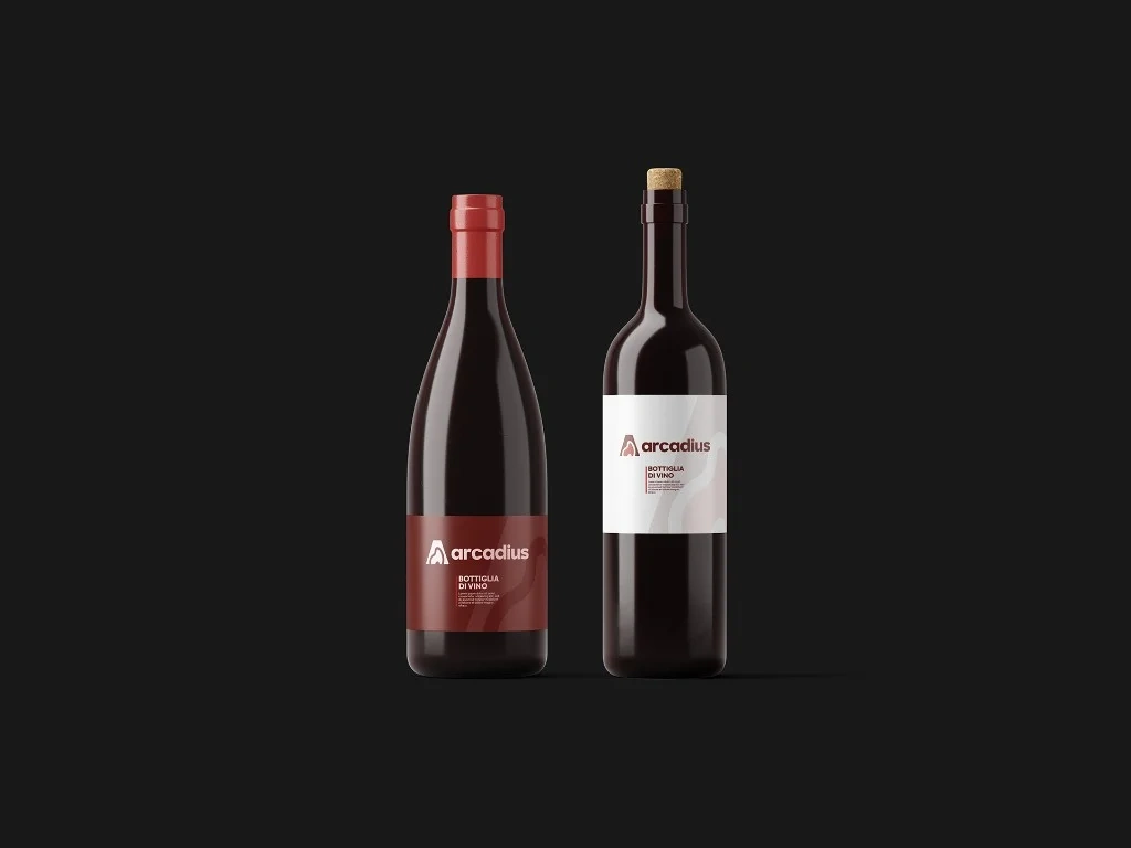 Due bottiglie di vino con etichette Arcadius, una scura e una chiara