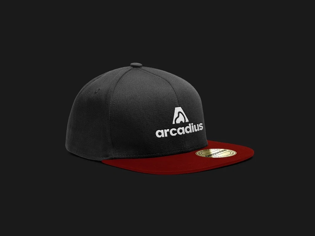 Cappello snapback grigio e bordeaux con logo Arcadius ricamato in bianco