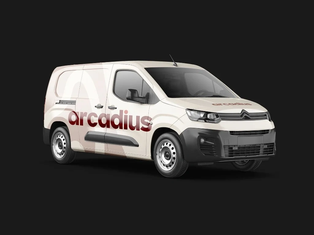 Furgone bianco crema con wordmark Arcadius rosso e monogramma laterale